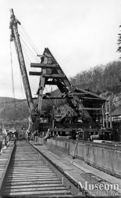Log loading at Elk River Timber Co.