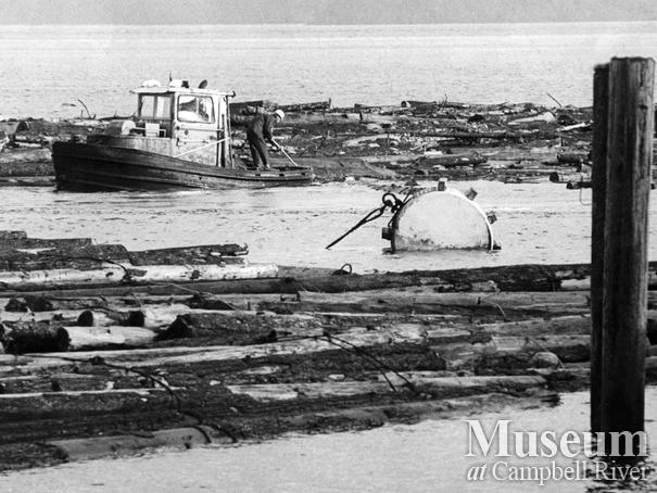 Boom tug at work near Elk Falls Mill
