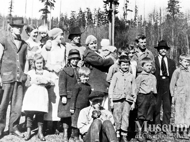 Bendickson Logging crew with families on Hardwicke Island