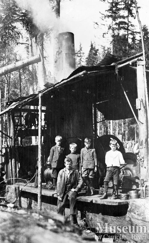 Bendickson Logging steam donkey and visitors
