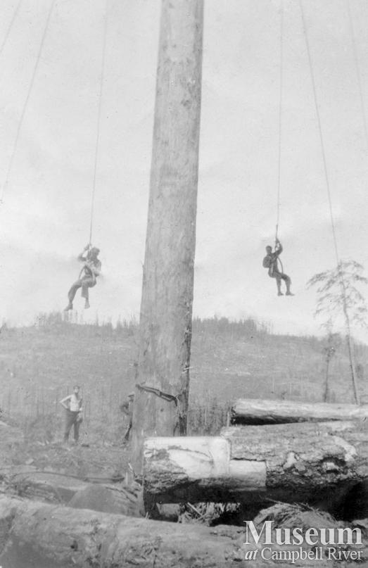 Riggers posed on tongs