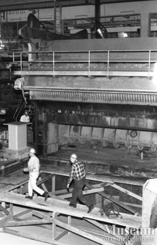 Installing the head box at No. 2 paper machine, Elk Falls Mill.