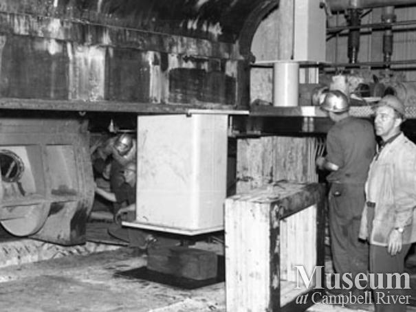 Installing the head box at No. 2 paper machine, Elk Falls Mill